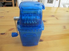 Ice- Crusher , Eis-Würfel-Zerkleinerer Manuell in Blau von Leopold Vienna / Alt 