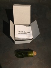 Nahaufnahme Zaubertrick Die echte magische Flasche durch Tisch Gimmick (Glas Gimmick)