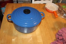 Le Creuset Topf Bratentopf Gusseisen blau 24 cm 