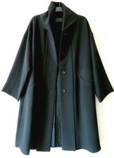 Oska Größe 2 (CH 68cm) luxuriöse schwarz feinste Krepp gefüttert Kimono Mantel Smart