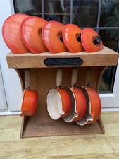 VINTAGE LE CREUSET TÖPFE MIT DECKELN HOLZ RETRO STÄNDER - VULKANISCH ORANGE ~