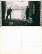 Männer bei der Beräumung einer zerstörten Wohnung 1949 Privatfoto