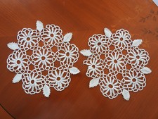 2 Stück Häkeldeckchen/ Spitzendeckchen/ Tischläufer - 17cm Durchm. - HANDARBEIT