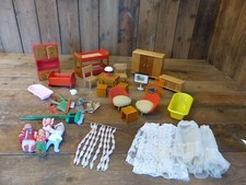 Kleiderschrank Hochbett Gardine Wiege Sessel Tisch für Puppen Stube Haus