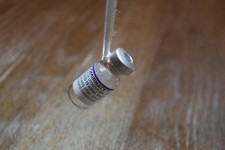 1 Anhänger Biontech Impfstoff Corona Flasche leer Party Sammlerstück