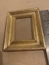 Ein vergoldeter Bilderrahmen aus Holz mit Glas. Reproduktion des 18. Jh.