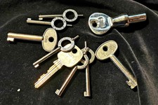 Handschellen Handschellenschlüssel Ersatzschlüssel versch. Konvolut