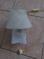 Erbstück, weisse Alabaster-Tischleuchte mit grüner Glühbirne