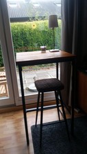Bartisch mit 2 passenden Barhockern mas. Eichenplatte, Gestell schwarzes Metall