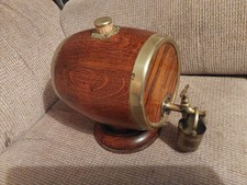 Vintage Fass auf kreisförmigem "Fuß" Ständer mit niedlichem Messing Eimer