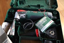 Bosch Multitool PMF 250 CES, grün, 250 Watt mit Zubehör in grüner Werkzeugkiste