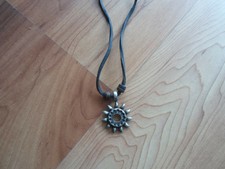 Damen Modeschmuckkette aus Leder mit Sonnen Anhänger aus Metall