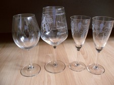 Konvolut 4 Weingläser Sektgläser Trinkgläser Traubenmotiv Guter schlechter Tag
