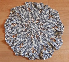 gehäkeltes Platzdeckchen Mitteldecke Tischdecke blau weiß rund Durchmesser 31 cm