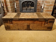 Schöne alte Schwalbenschwanz Metall gebunden Holzkofferraum Truhe Couchtisch Aufbewahrung 