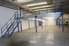 Freitragende Bühne ca. 140m² Lagerbühne Schwere Bühne mit Geländer