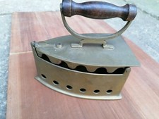 Schönes Deko-Bügeleisen aus Messing mit Holzgriff, Top Zustand, Dekoration 