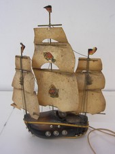 K55) Vintage, alte Nachttischlampe-Tischlampe auf Holzclogs als Segelschiff