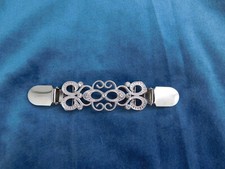 Jacken Clip Schmuckklammer Verschluss Silberfarben geschlungen+Strass