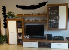 Wohnwand - Livin Canberra - weiß/braun - Wohnzimmer - TV Bank - Vitrine - Regal 