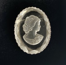 Wunderschöne Brosche mit Relief Modeschmuck Farbe silber