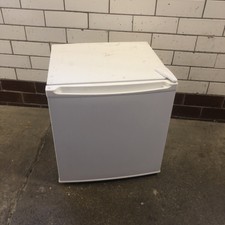 SIA TT01WH 49 Liter WEISS Theke Tischplatte Mini Getränke Kühlschrank mit Eisbox NEU