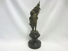 BRONZE-FIGUR - FEUERWEHRMANN - um 1920 - Bronzeguß - Patriotische Flagge & Beil