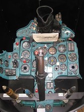 MIG 21 INSTRUMENTENBRETT IM STEHBIERTISCH