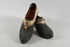 H98B63- Alte Damen Schuhe mit genagelter Holzsohle