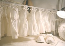 EIN WUNDERSCHÖNER VOLANT SCHEIBENGARDINE MILCHWEISS SHABBY VINTAGE LANDHAUS