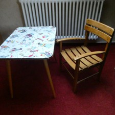 Kinder Holzstuhl mit Tisch.