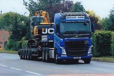 FARBENFOTO: METCALFE FARMS VOLVO FH ARTIC NIEDRIGLADERANHÄNGER - P40 MET