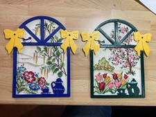 Zwei schöne Stickbilder Fensterrahmen (siehe Bilder) 