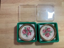 Zwei schöne Untersetzer Stickbild mit Messingrahmen