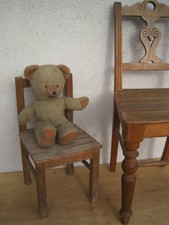 Alter stabiler Kinderstuhl Holz stark nachgegunkelt und fleckig