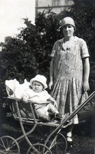 040318# FOTO - FRAU MIT BABY & SCHICKEN KINDERWAGEN 1926, FOTO LEHMANN IN HANNOV