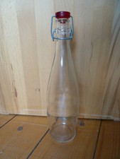 DEKO oder VORRAT: schlanke GLASFLASCHE mit BÜGELVERSCHLUß und roter Kappe