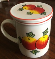 Teetasse mit Sieb und Deckel - komplett aus Keramik - mit schönem Apfel-Dekor