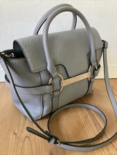 Exklusive hellgraue FIORELLI Handtasche, Umhängesche in geprägter Lederoptik