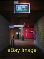 Foto 6x4 Toiletten, Aufzüge und TV Bildschirme schwarz Rock eine Passage zwischen der c2008