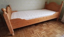 Neuwertiges Landhausbett 0,90 x 1,90m mit verstellbarem Lattenrost