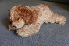 Original STEIFF "Floppy", liegender Hund, mit Knopf und Fähnchen, ca. 60er Jahre