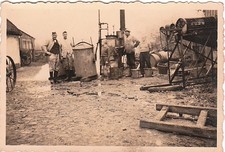 2 Fotos Wehrmacht Arbeiter mit Kinder Holzkessel Dampfkochtopf WK2. Technik