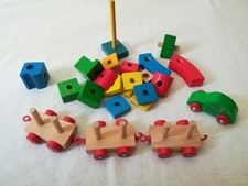 Holzeisenbahn Zug Lok und Anhänger und Holzauto Bauklötze