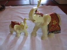 2 Elefanten, cremefarben, Schmuckdecke rot-gold, Kunstharz