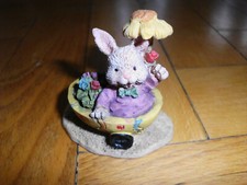 Ostern Osterhase Deko Mädchen Figur Hartplastik handbemalt im Eierwagen 6 x 6 cm