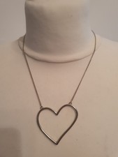 Silberfarbige Modeschmuck Halskette mit grossen filigranen Herz Anhänger