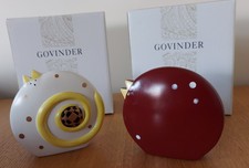 Govinder kleine Skulptur Katzenfiguren rote Kugeln & weiße Kugeln