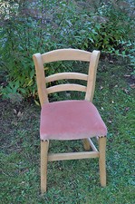 alter stabiler Kinderstuhl