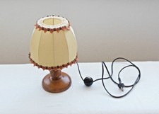 DDR - Leuchte, Tischlampe aus den 1980er Jahren, mit Holzfuß und Stoffschirm